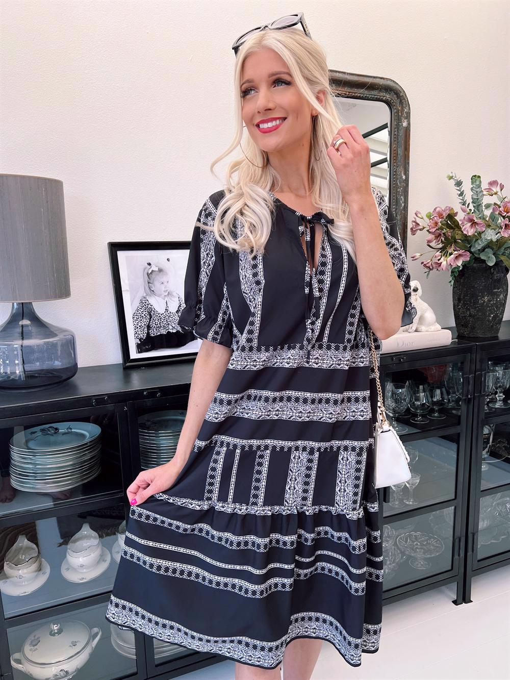 Kanja - Kjole med mønster og flæsekant på ærmet